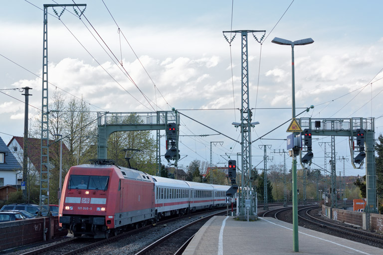 101 068 mit IC 833 bei km 16,6 (April 2016)