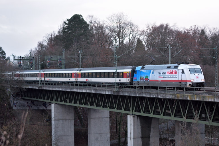101 071 mit IC 184 bei km 14,6 (Februar 2016)