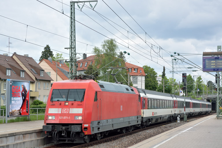 101 071 mit IC 281 bei km 15,6 (Mai 2016)