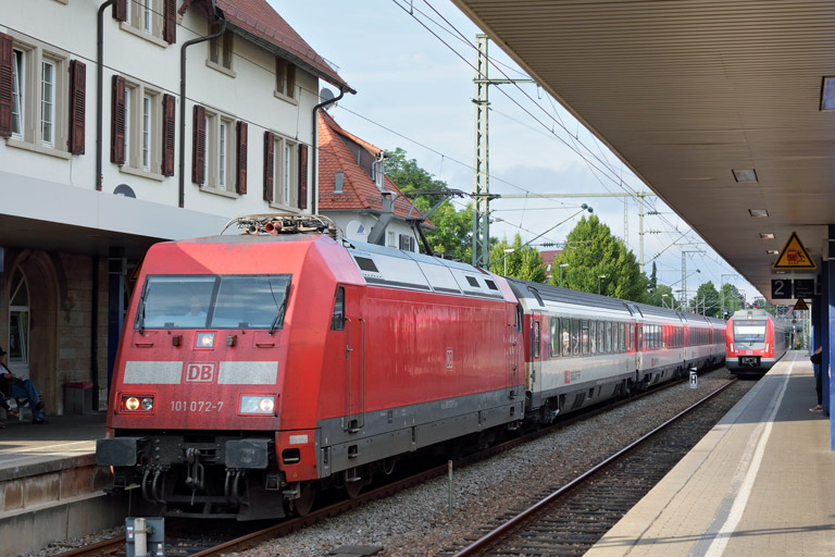 101 072 mit IC 283 bei km 15,6 (Juli 2016)