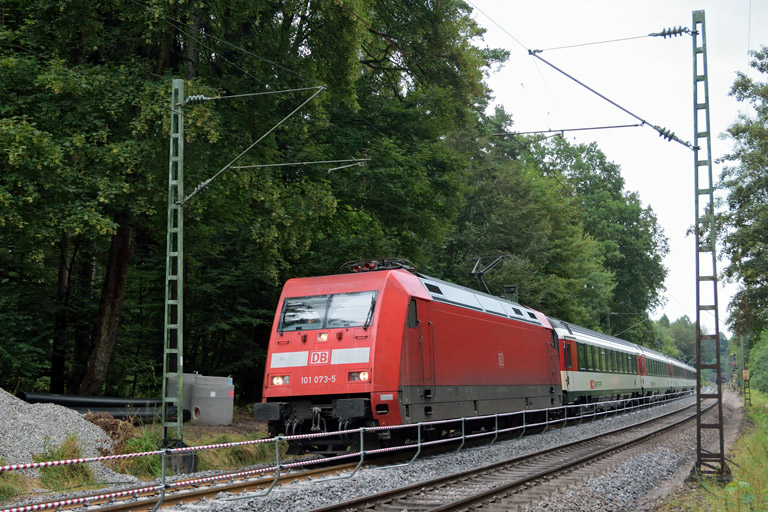 101 073 mit IC 281 bei km 18,6 (August 2016)