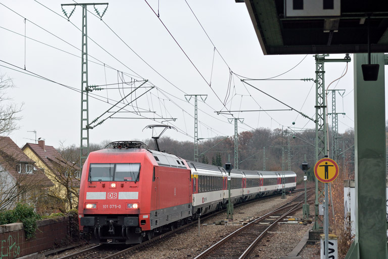 101 075 mit IC 186 bei km 16,8 (Dezember 2016)