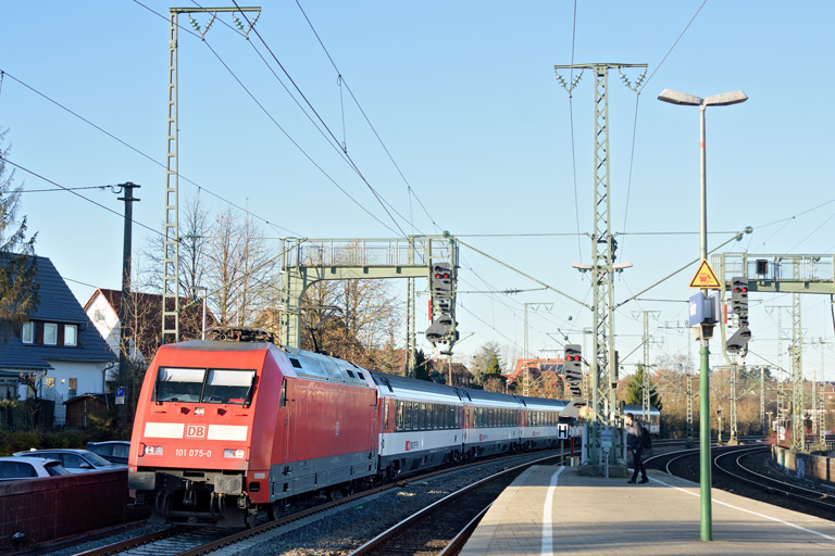 101 075 mit IC 187 bei km 16,6 (Dezember 2016)