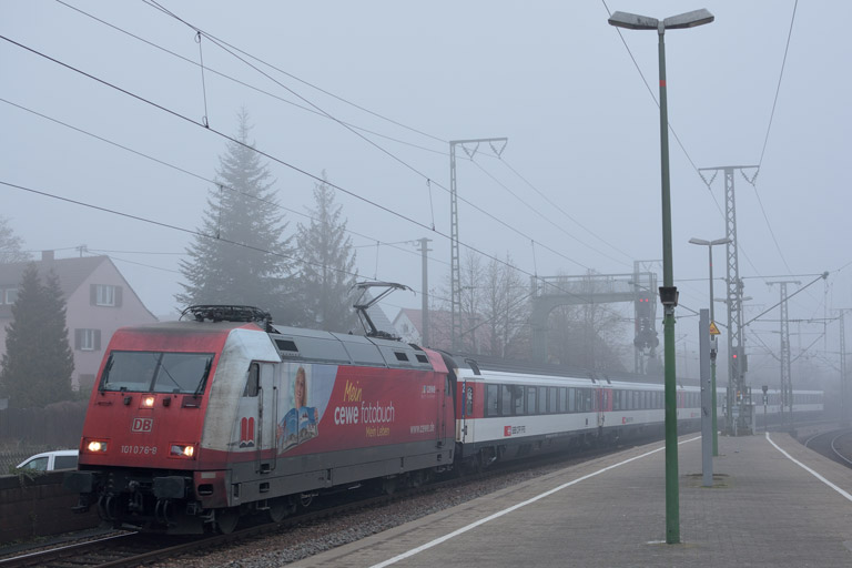 101 076 mit IC 187 bei km 16,8 (Januar 2016)