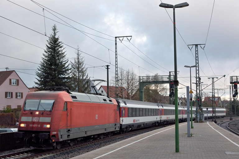101 077 mit IC 183 bei km 16,6 (Dezember 2016)