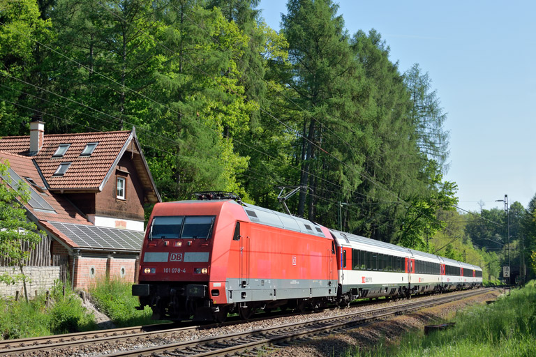 101 078 mit IC 183 bei km 18,2 (Mai 2016)