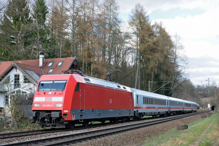 101 080 mit IC 831 bei km 18,2 (April 2016)