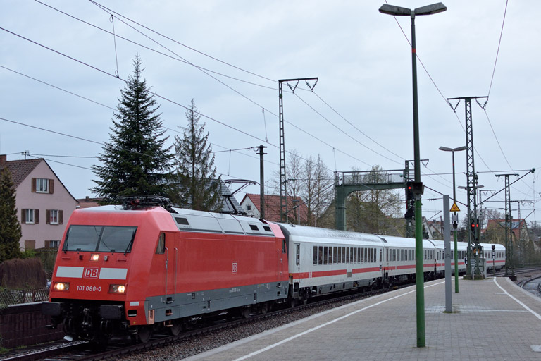 101 080 mit IC 833 bei km 16,8 (April 2016)