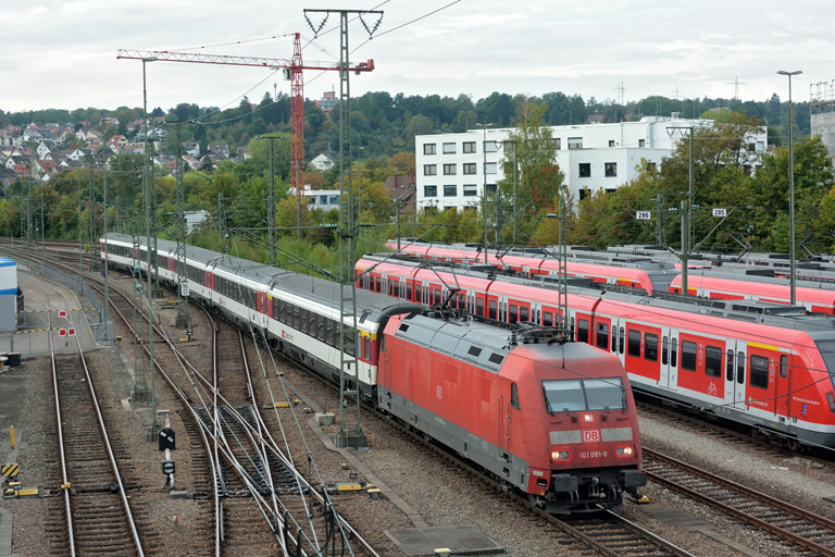 101 081 mit IC 282 bei km 16,0 (Oktober 2016)