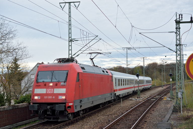 101 081 mit IC 932 bei km 16,8 (April 2016)