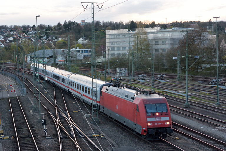 101 085 mit IC 932 bei km 16,0 (April 2016)