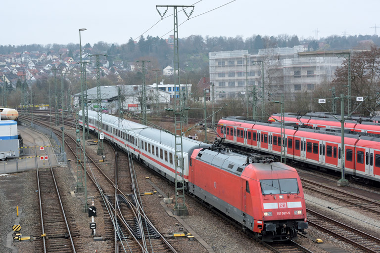 101 087 mit IC 836 bei km 16,0 (April 2016)