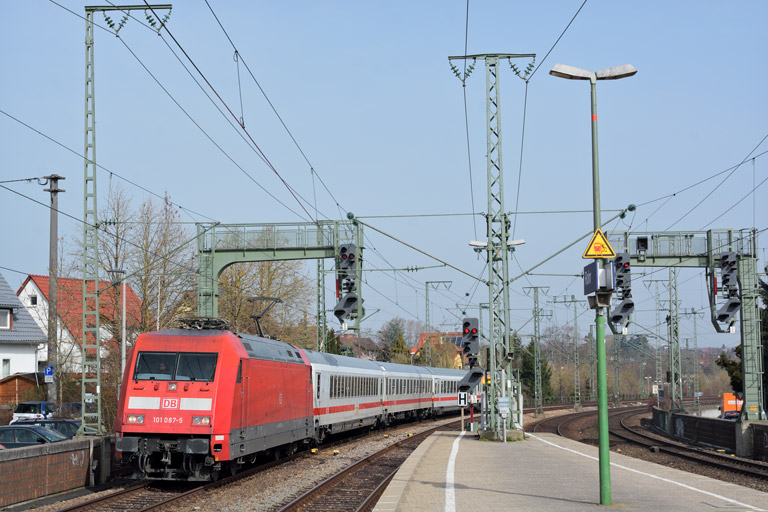 101 087 mit IC 933 bei km 16,6 (April 2016)