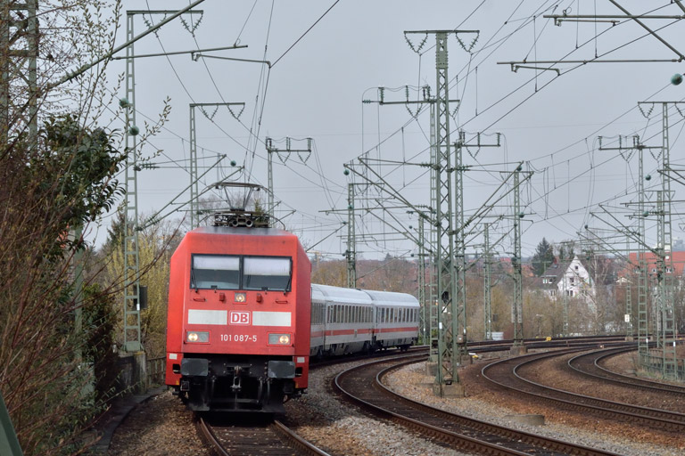101 087 mit IC 937 bei km 16,6 (April 2016)