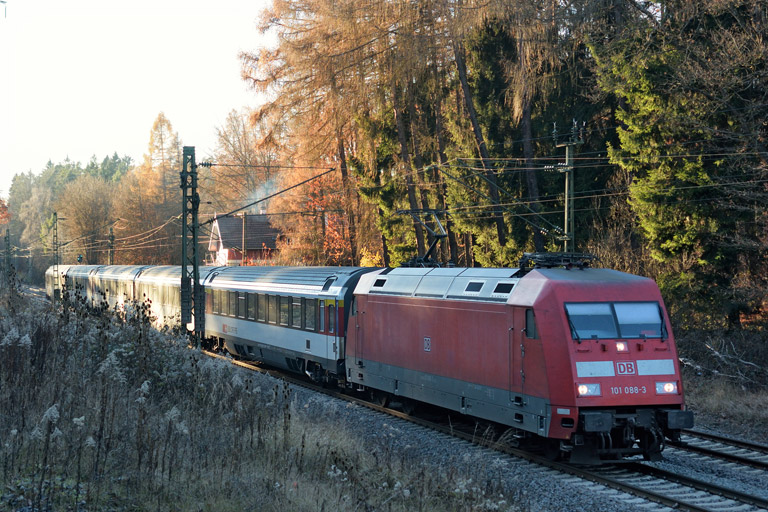 101 088 mit IC 186 bei km 18,2 (Dezember 2016)