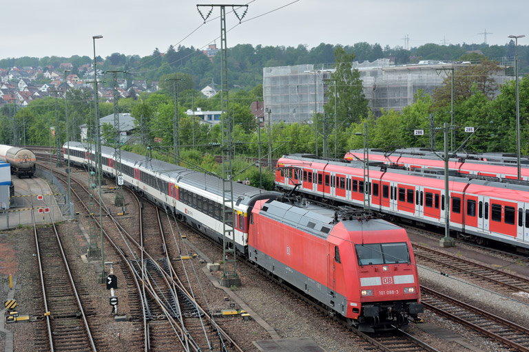 101 088 mit IC 280 bei km 16,0 (Mai 2016)