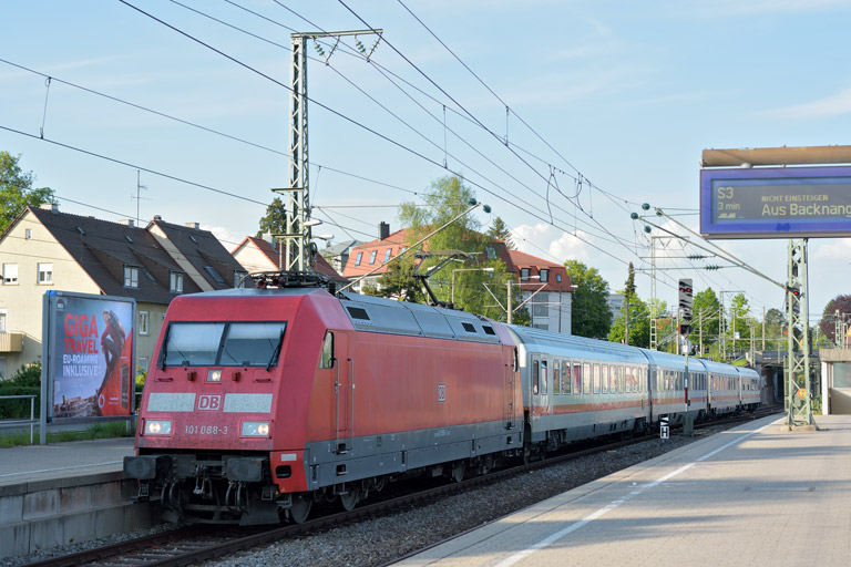 101 088 mit IC 833 bei km 15,6 (Mai 2016)