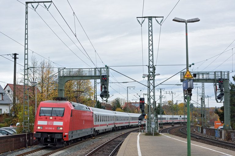 101 090 mit IC 2563 bei km 16,6 (November 2016)