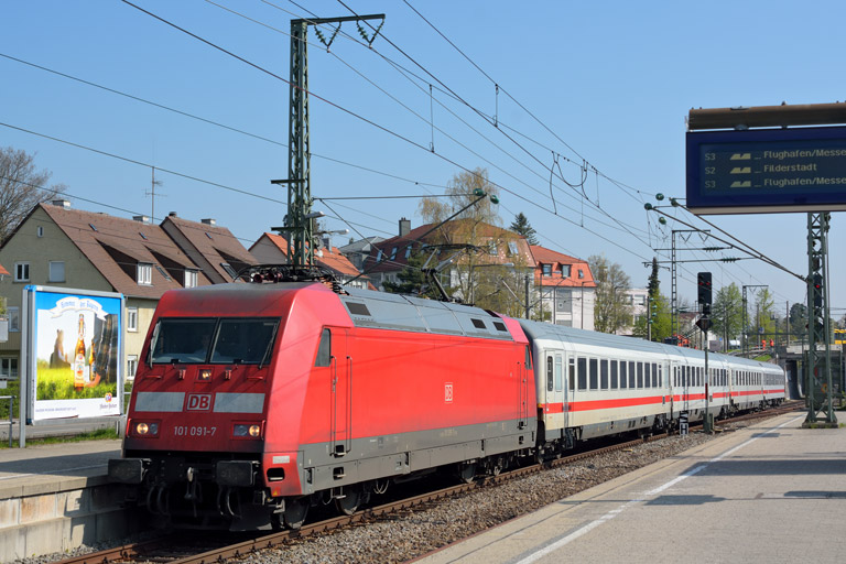 101 091 mit IC 933 bei km 15,6 (April 2016)