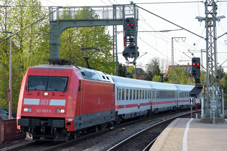101 093 mit IC 833 bei km 16,6 (April 2016)