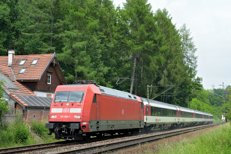 101 094 mit IC 187 bei km 18,2 (Juni 2016)