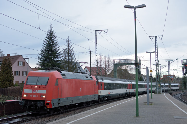 101 095 mit IC 183 bei km 16,8 (Januar 2016)