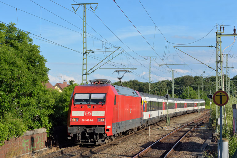 101 096 mit IC 182 bei km 16,8 (Juni 2016)