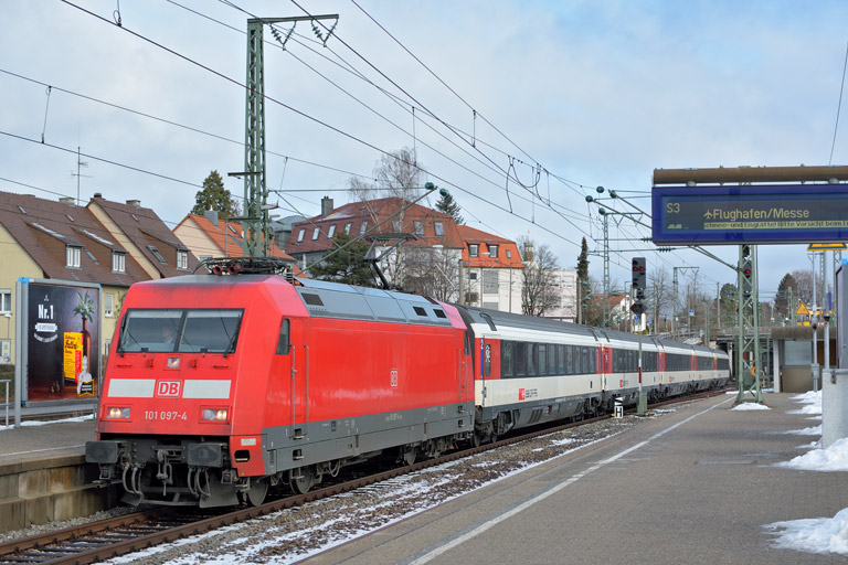 101 097 mit IC 281 bei km 15,6 (Januar 2016)