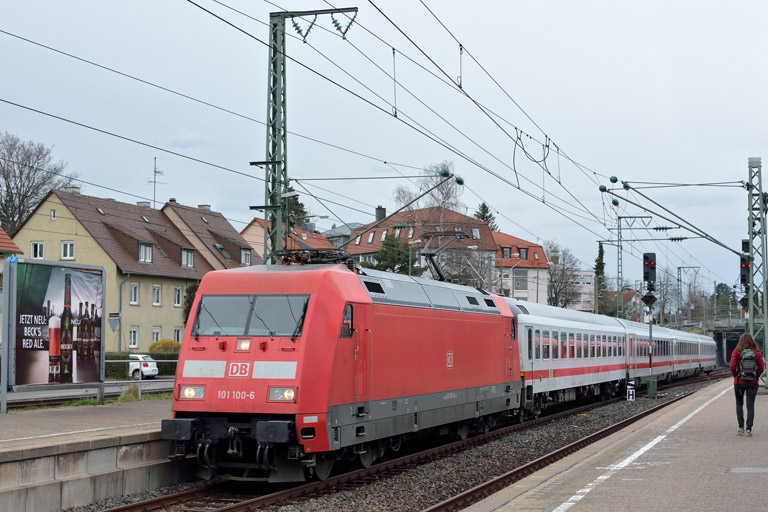 101 100 mit IC 833 bei km 15,6 (M&auml;rz 2016)