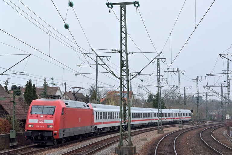 101 100 mit IC 933 bei km 16,6 (April 2016)