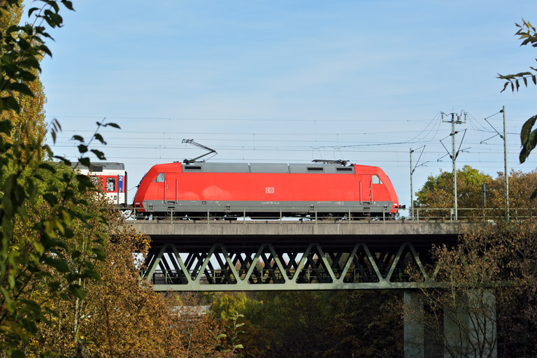 101 101 mit IC 187 bei km 14,6 (November 2016)