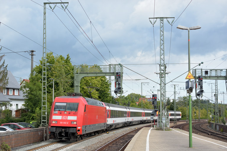 101 102 mit IC 183 bei km 16,8 (August 2016)