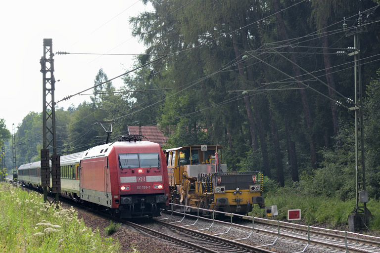 101 106 mit IC 184 bei km 18,2 (Juli 2016)