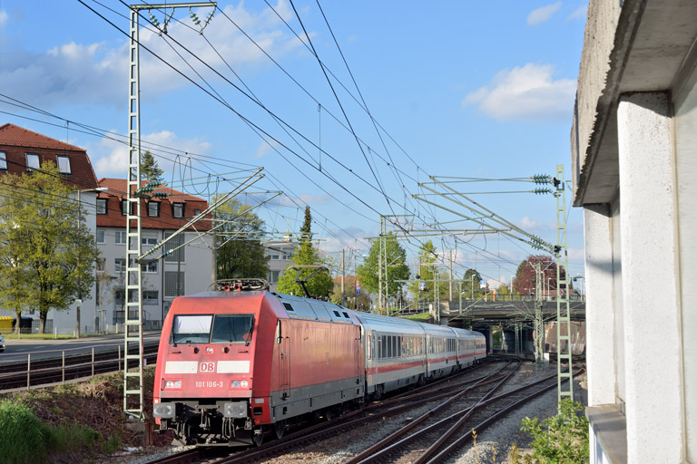 101 106 mit IC 833 bei km 15,4 (April 2016)