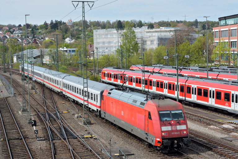 101 106 mit IC 836 bei km 16,0 (April 2016)