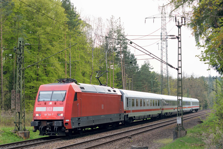 101 109 mit IC 934 bei km 18,2 (Mai 2016)