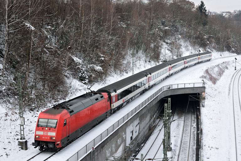 101 110 mit IC 185 bei km 13,8 (Januar 2016)