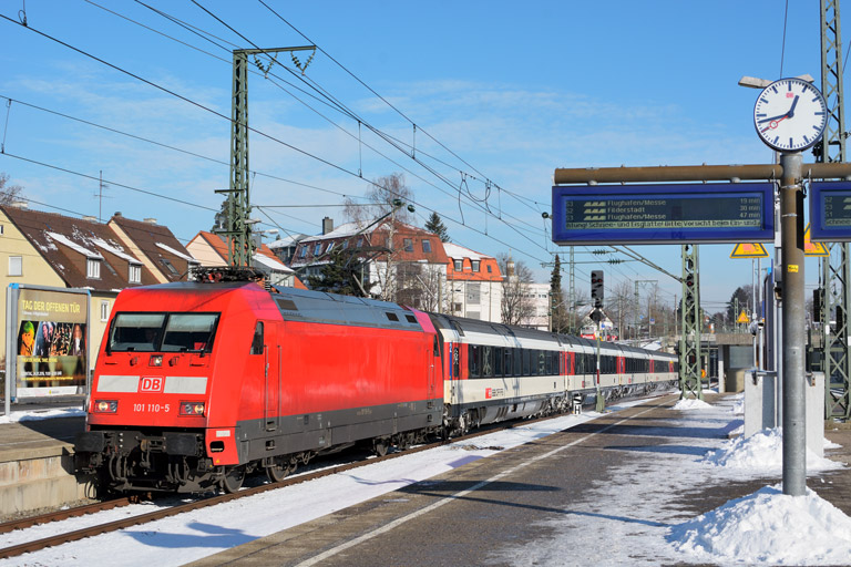 101 110 mit IC 185 bei km 15,6 (Januar 2016)