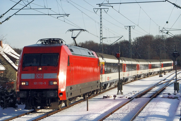 101 110 mit IC 186 bei km 16,8 (Januar 2016)