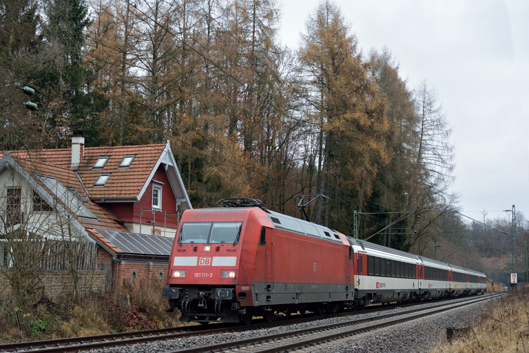 101 111 mit IC 187 bei km 18,2 (Dezember 2016)