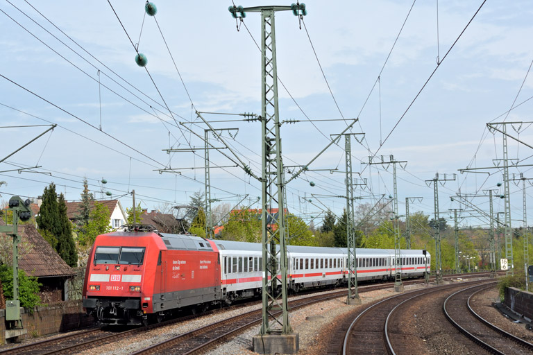 101 112 mit IC 933 bei km 16,6 (April 2016)