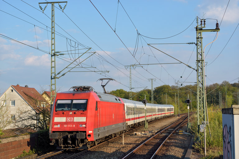101 113 mit IC 932 bei km 16,8 (Mai 2016)