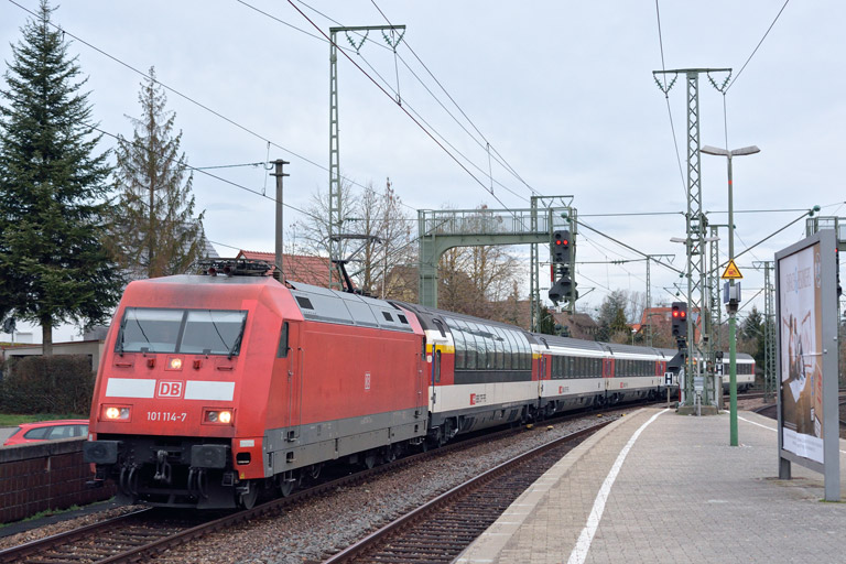 101 114 mit IC 181 bei km 16,6 (Februar 2016)