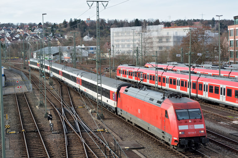 101 114 mit IC 282 bei km 16,0 (Februar 2016)