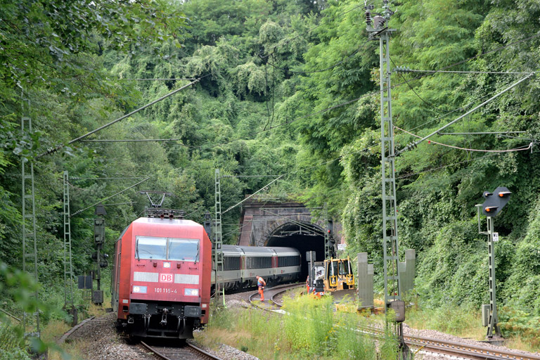 101 115 mit IC 282 bei km 17,6 (August 2016)