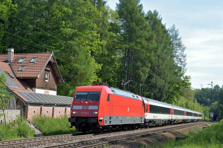 101 116 mit IC 183 bei km 18,2 (Mai 2016)