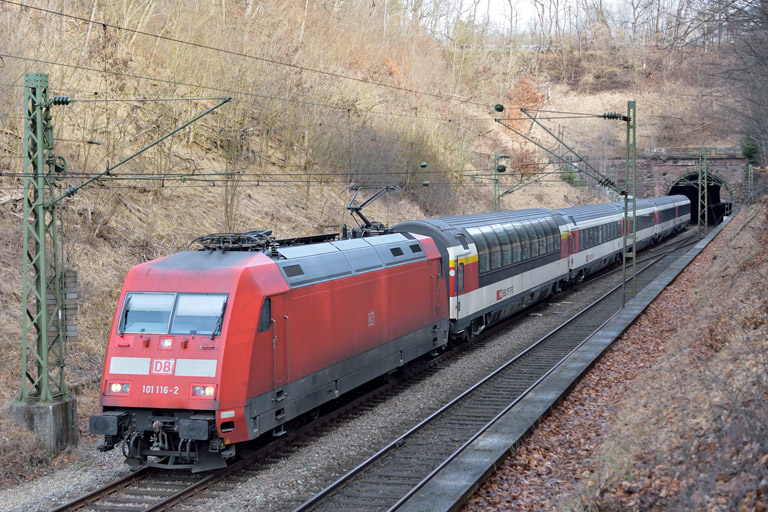 101 116 mit IC 185 bei km 18,0 (Februar 2016)