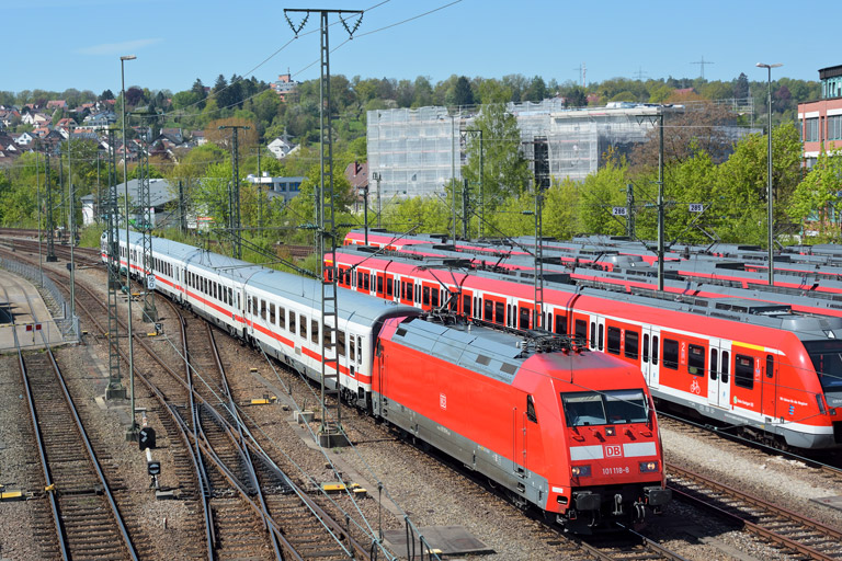 101 118 mit IC 836 bei km 16,0 (Mai 2016)