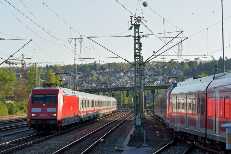 101 118 mit IC 932 bei km 15,8 (Mai 2016)