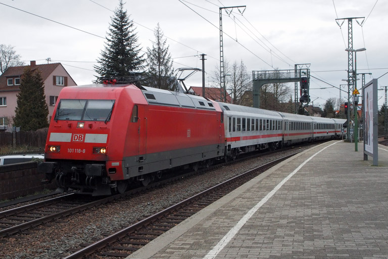 101 118 mit IC 937 bei km 16,8 (M&auml;rz 2016)